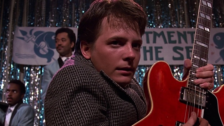 Marty McFly jouant de la guitare rouge dans Retour vers le futur