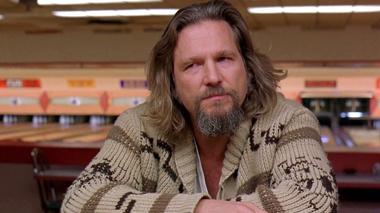 Le Mec assis au bar d'un bowling dans The Big Lebowski
