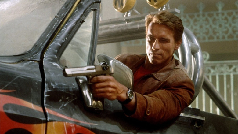 Le détective Jack Slater pointe une arme depuis un camion monstre dans Last Action Hero