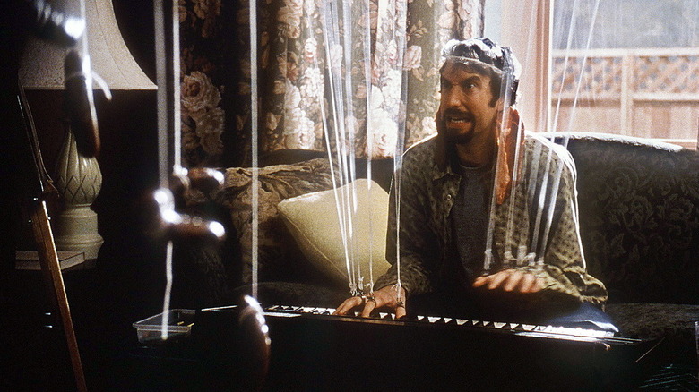Gordon Brody grimaçant en jouant du clavier dans Freddy Got Fingered