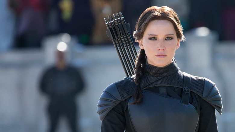 Katniss avec un carquois de flèches dans le dos dans The Hunger Games : Mockingjay – Partie 2