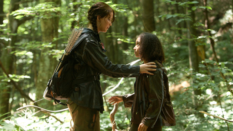 Katniss parle à Rue dans les bois dans The Hunger Games
