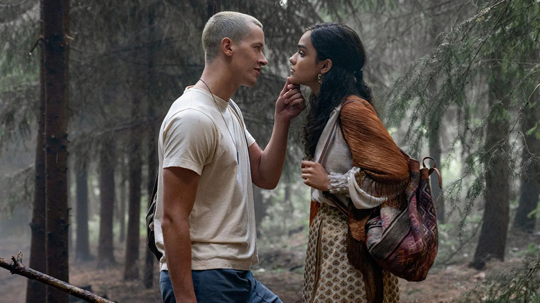 Corio et Lucy Gray dans les bois sur le point de s'embrasser dans The Hunger Games : La Ballade des oiseaux chanteurs et des serpents