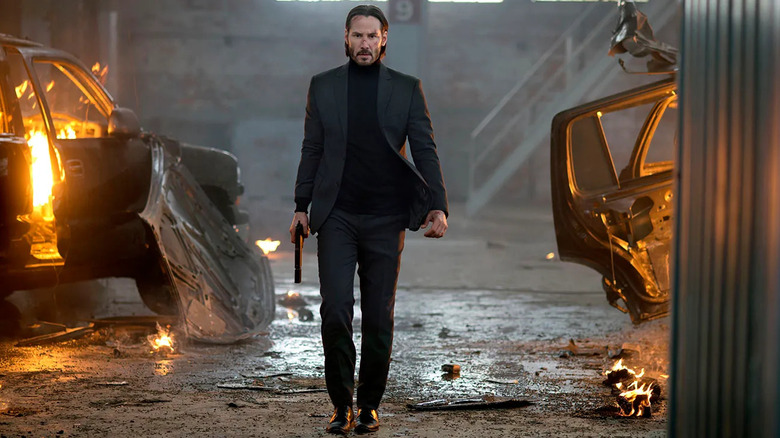John Wick marchant vers la caméra