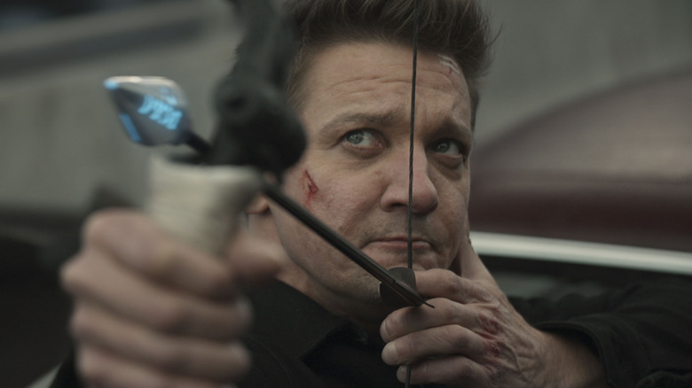 Clint Barton lève un arc et des flèches dans Hawkeye