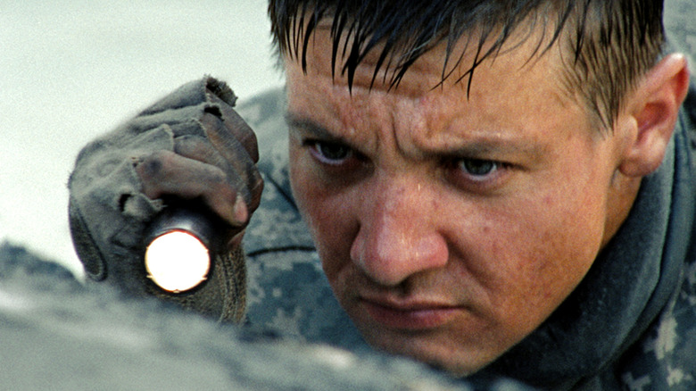 Le sergent. William James démonte une bombe dans The Hurt Locker (2008)