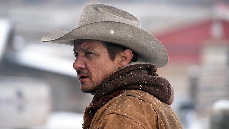Cory Lambert marche dans la neige dans Wind River (2017)