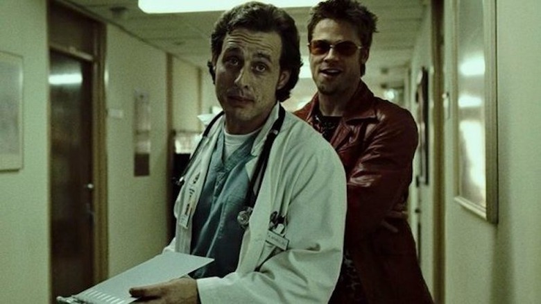 Tyler clignote derrière le docteur