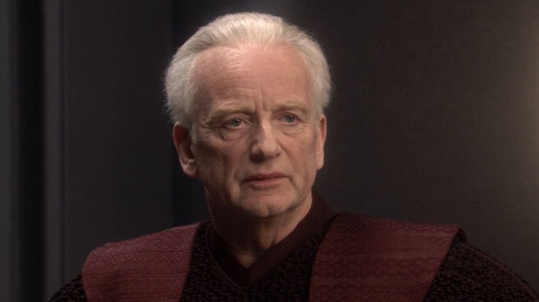 Palpatine parlant dans Star Wars : Épisode III – La Revanche des Sith (2005)