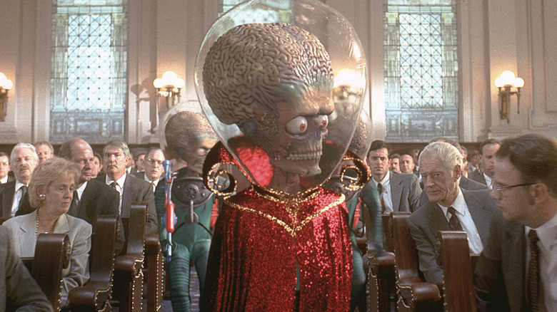 Un Martien se prépare à parler aux Terriens dans Mars Attacks ! (1996)