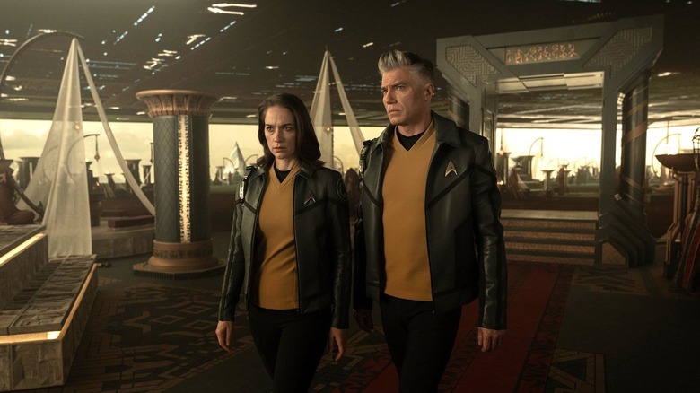 Pike et une cohorte en mission dans Star Trek : Strange New Worlds (2022)