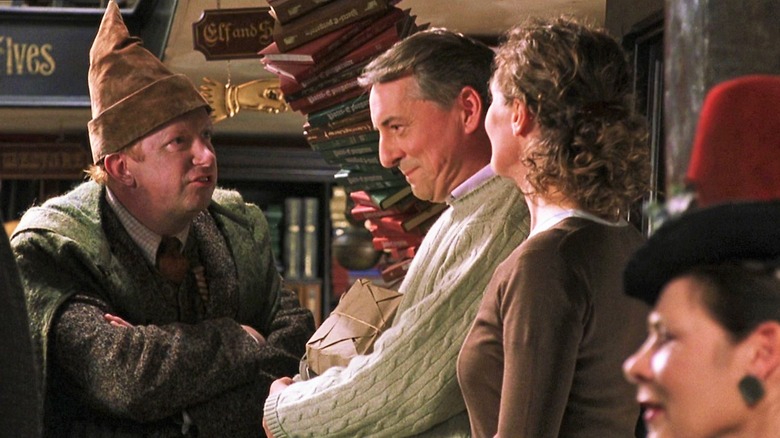 Mark Williams dans le rôle de M. Weasley, Tom Knight dans le rôle de M. Granger et Heather Bleasdale dans le rôle de Mme Granger dans Harry Potter et la Chambre des Secrets