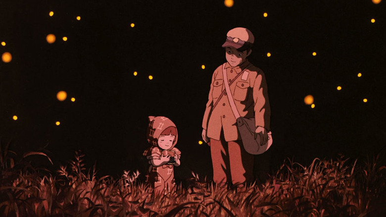 Seito et Setsuko traversant un champ avec des lucioles