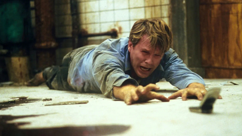Le Dr Lawrence Gordon pleure et rampe à Saw