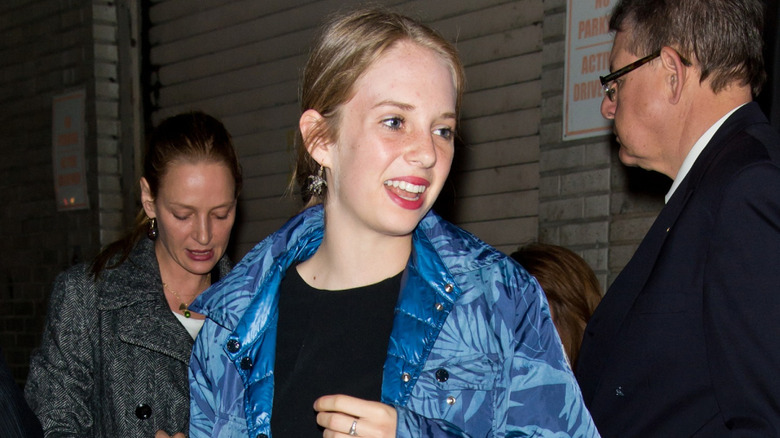 Maya Hawke marchant devant un événement (2013)