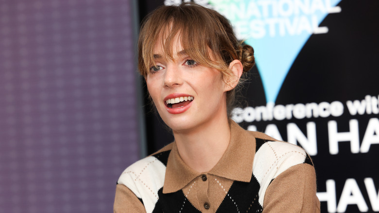 Maya Hawke a l'air surprise par le 
