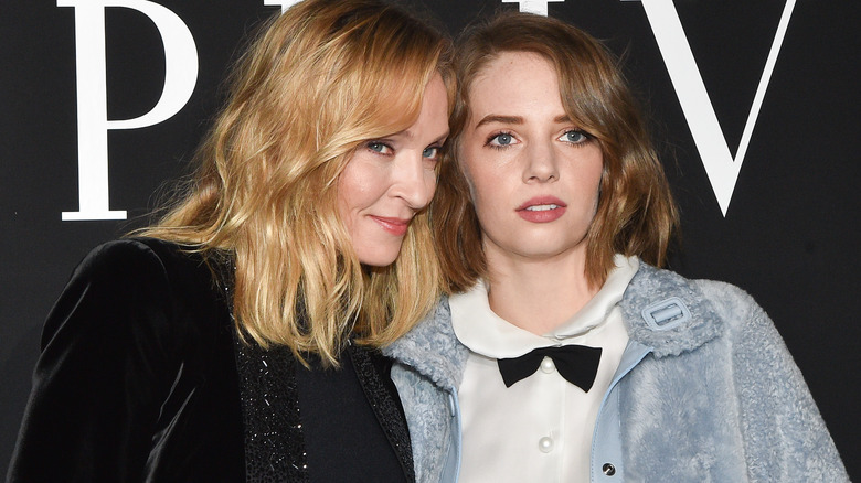 Uma Thurman et sa fille Maya Hawke posant au défilé Giorgio Armani Privé Haute Couture Printemps Été 2019
