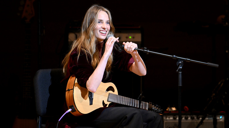 Maya Hawke se produit sur scène lors du 39e concert-bénéfice annuel de la Tibet House aux États-Unis
