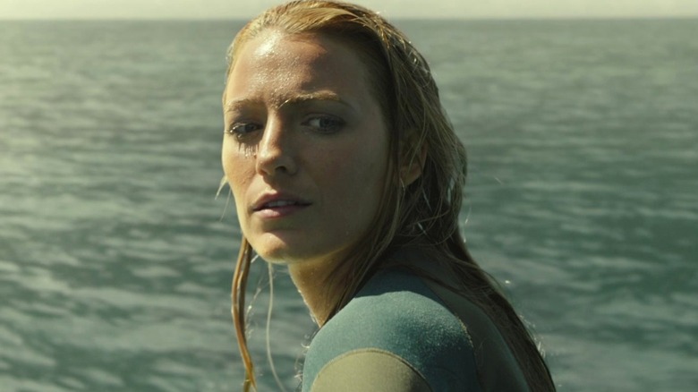 Nancy se tournant à sa gauche dans The Shallows (2016)