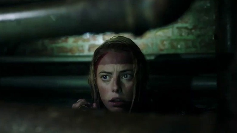 Haley fait du surplace près d'un tuyau dans Crawl (2019)