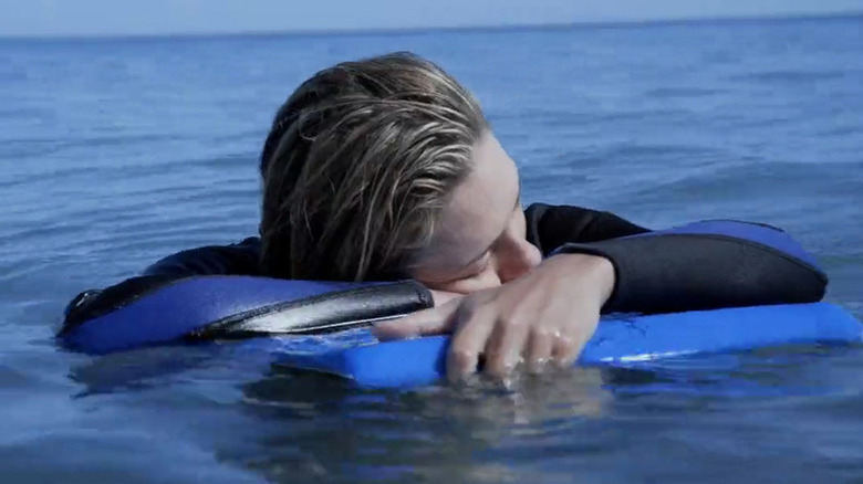 Kate dort sur son bodyboard dans The Reef (2010)
