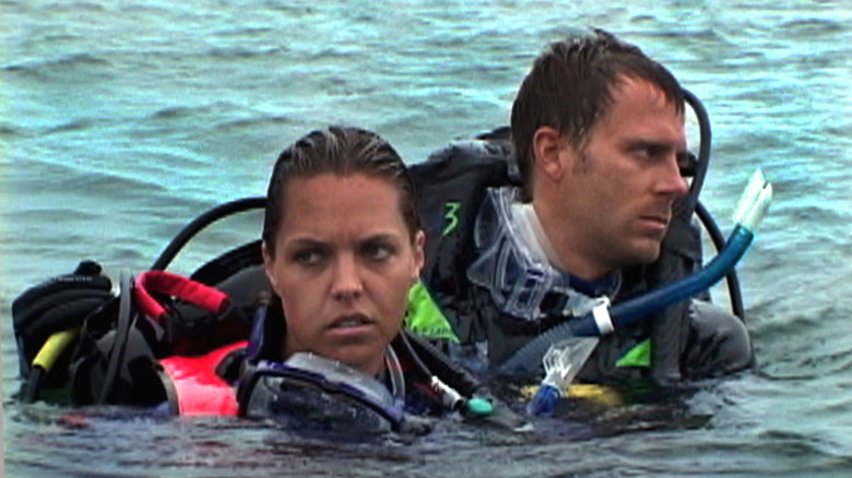 Susan et Daniel flottant dans l'eau dans Open Water (2003)
