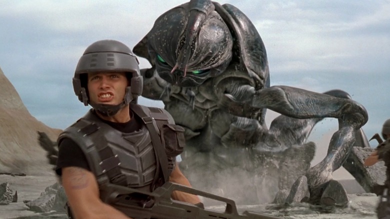 Johnny Rico fuyant un bug extraterrestre géant dans Starship Troopers