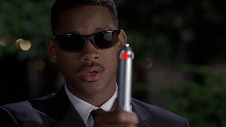 L'agent J brandit un dispositif d'effacement de mémoire dans Men in Black