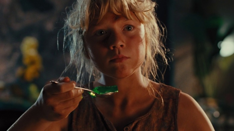 Lex tient une cuillerée de Jell-O verte dans Jurassic Park