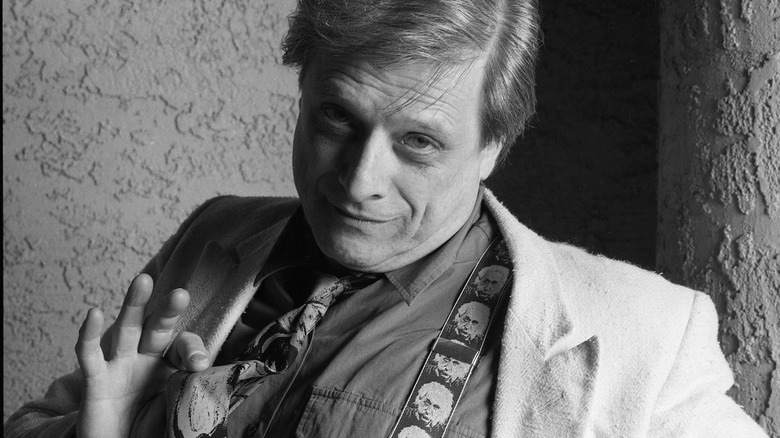 Harlan Ellison porte des bretelles Albert Einstein