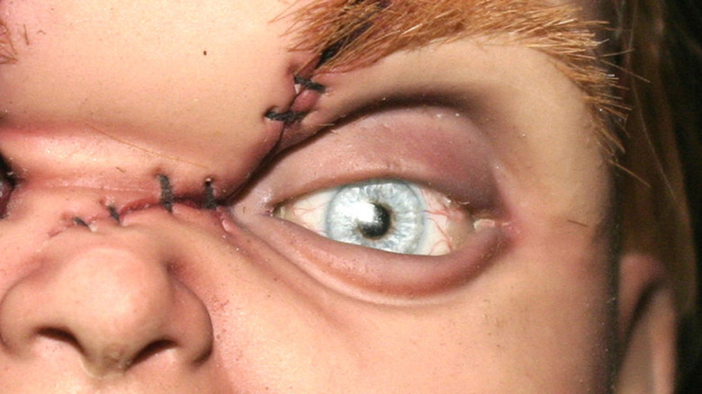 Chucky avec des points de suture sur l'oeil