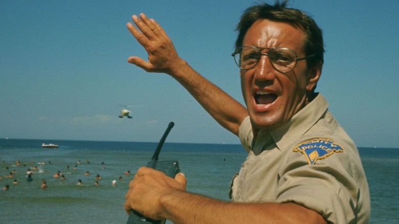 Brody criant sur la plage de Jaws