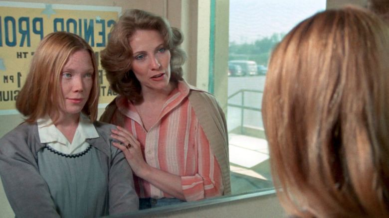 Carrie regardant Miss Collins dans le miroir dans Carrie (1976)