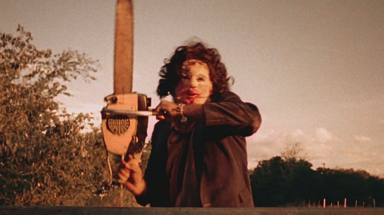 Leatherface dans The Texas Chain Saw Massacre brandissant son arme emblématique