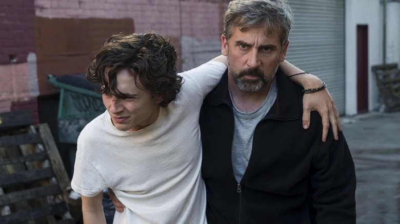 Nic appuyé sur son père David dans une ruelle dans Beautiful Boy
