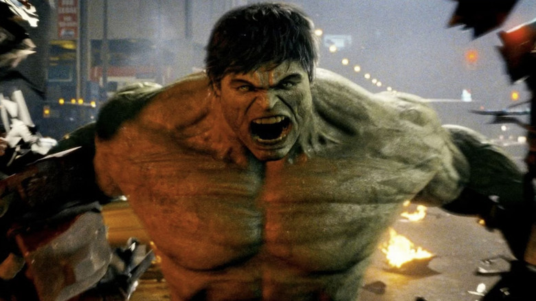 Hulk grogne après avoir déchiré les débris en deux 