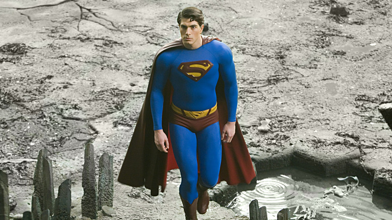 Superman naviguant sur une planète Kryptonite 