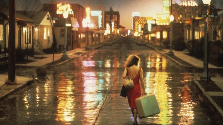 Frannie marche dans la rue dans 