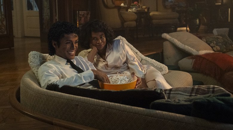 Michael Jackson et Katherine Jackson assis sur le canapé avec du pop-corn 