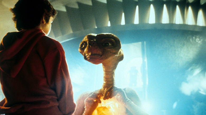 ET debout devant son vaisseau spatial face à Elliott dans ET l'extra-terrestre (1982)