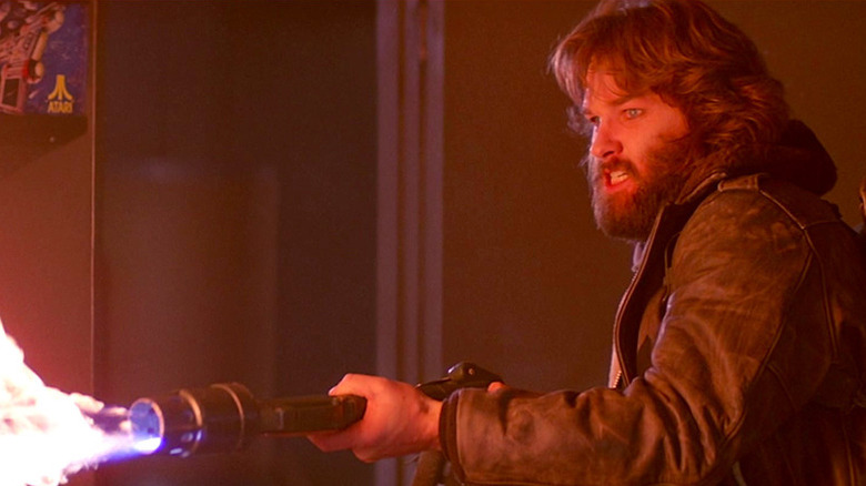 MacReady tirant avec un lance-flammes dans The Thing (1982)