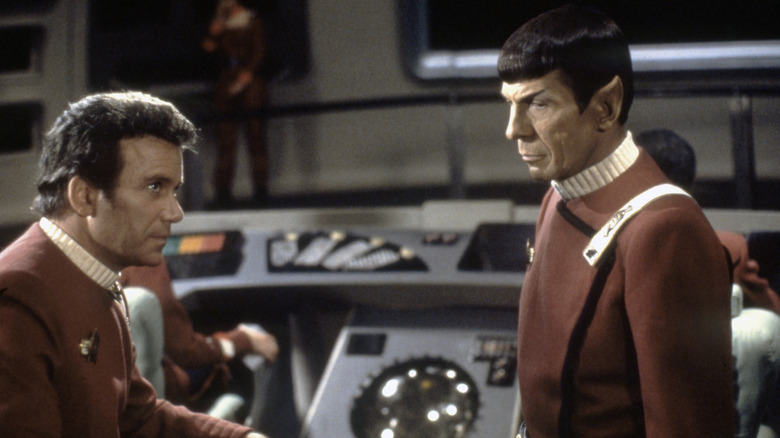 Kirk et Spock se font face en contemplation dans Star Trek II : La Colère de Khan (1982)