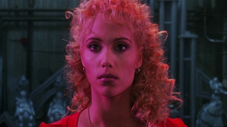 Nomi a l'air triste sur scène dans Showgirls (1995)