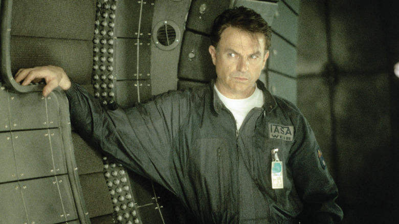 Dr Billy Weir appuyant son bras sur le mur dans Event Horizon (1997)