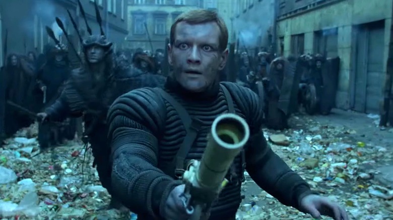 L'astronaute Marek mène la charge dans la ville des extraterrestres Sherns en 