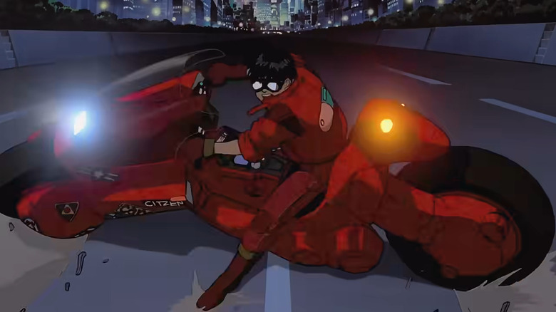 Kaneda glisse dans une rue de Neo-Tokyo sur sa moto 