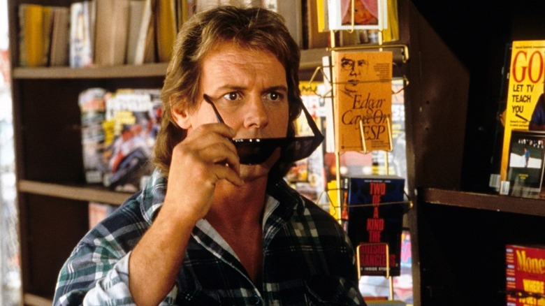 Nada enlève ses lunettes de soleil 