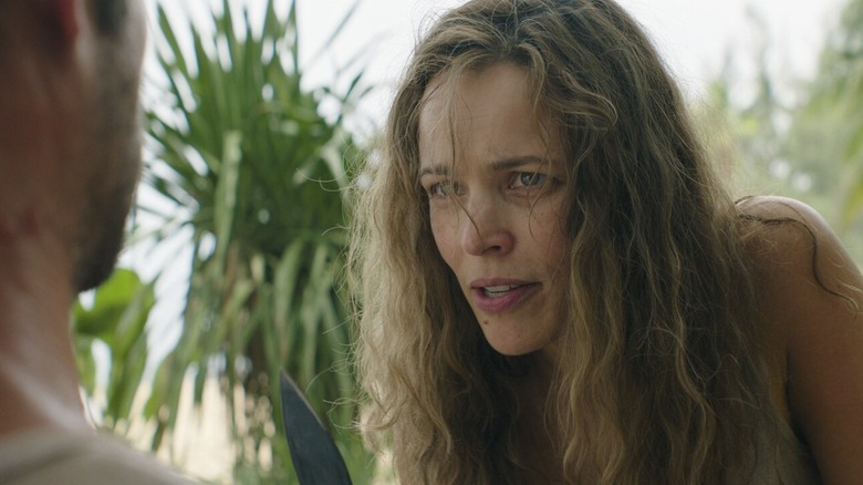 Linda tenant un couteau devant Bradley 