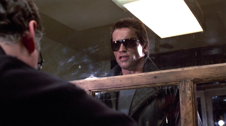 Le Terminator debout au commissariat dans The Terminator (1984)