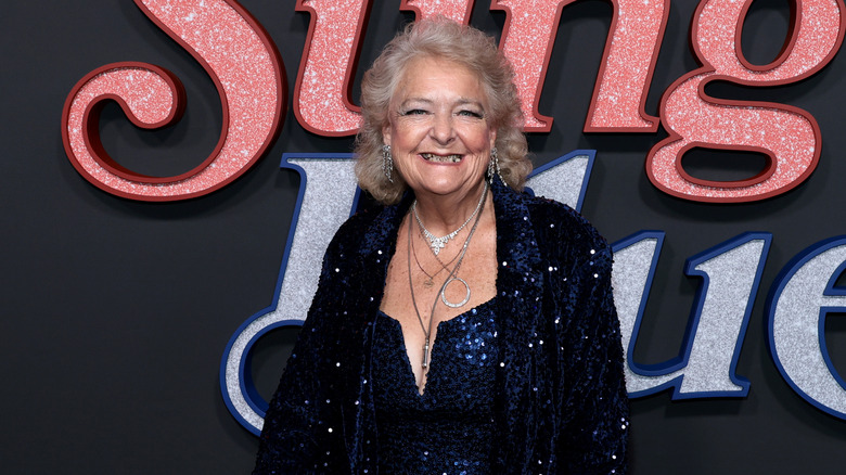 Claire Sardina souriante sur le tapis rouge en 2025